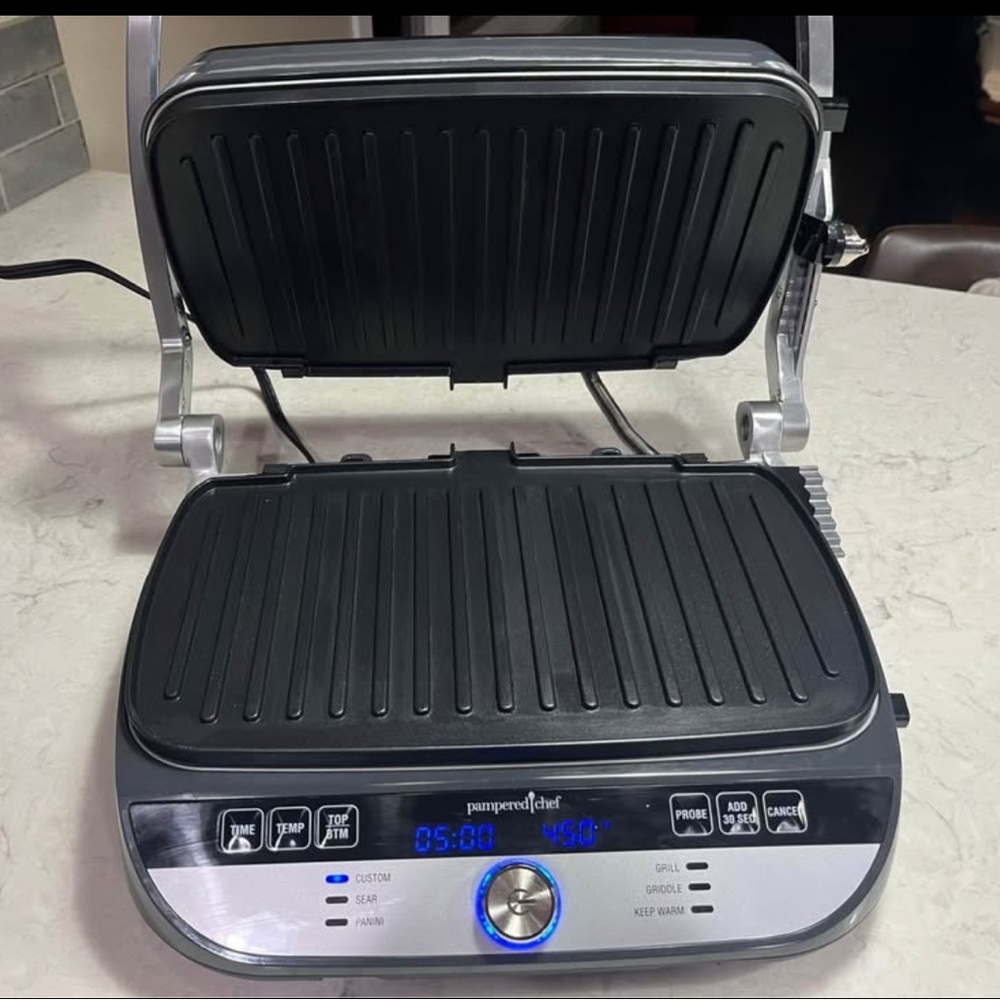 Like New Pampered Chef Deluxe Grill & Griddle.